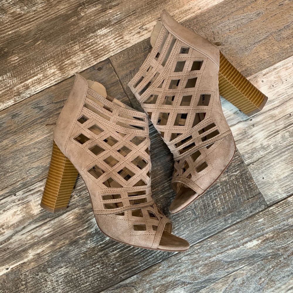 Size 9 Lattice Nuetral Heels